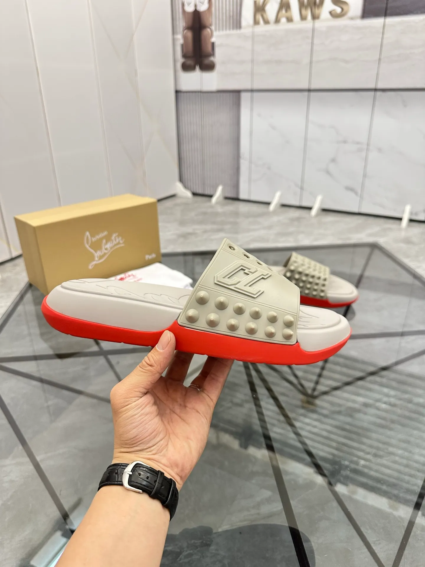 Men's shoes: 💰P300¥ Product trademark: CL red-soled shoes* "CL*" slippers Regular size: 38-44 (men's 45.46 can be customized) Product materials: imported cowhide upper, professional 5D craftsmanship, high-end rivets, sheepskin lining, original outsole. Number: 789
